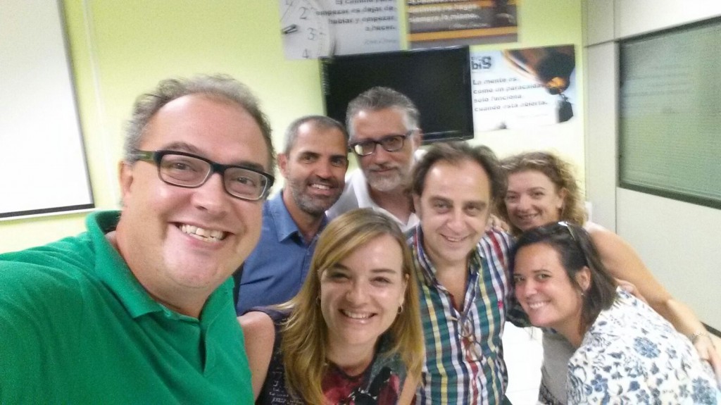 Grupo de voluntarios de la fundación telefónica reunidos en Alicante con San Rafael